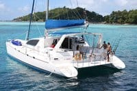 leopard 47 catamaran sold to happy yacht owners by catamaran guru