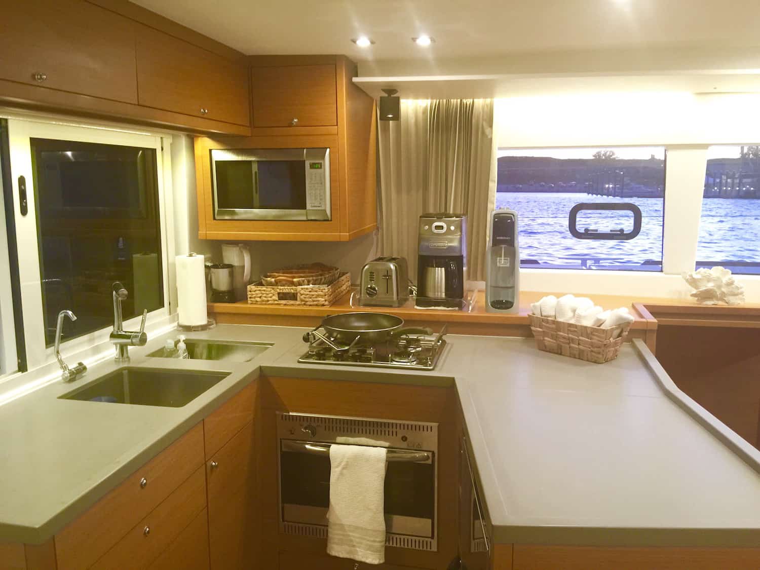 Lagoon 450 Fly Galley