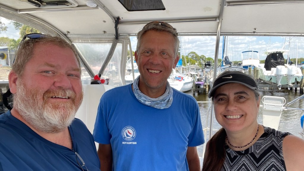 captain jeff with his liveaboard sailing instruction students